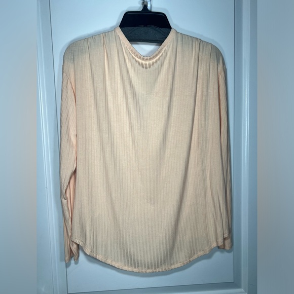 Women’s M High-low Top - Picture 2 of 2